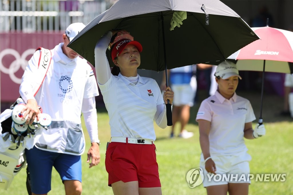 ′덥다더워′…폭염 속 경기 펼치는 ′어벤쥬스′ 여자 골프 고진영 