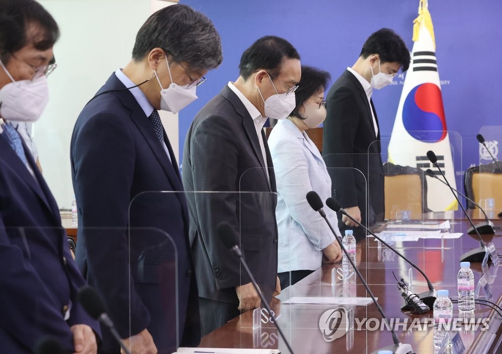 숨진 청소노동자를 위한 묵념