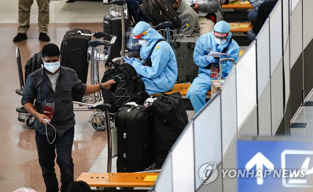 '델타 변이'에 두려운 여행길, 방역복 입고 입국
