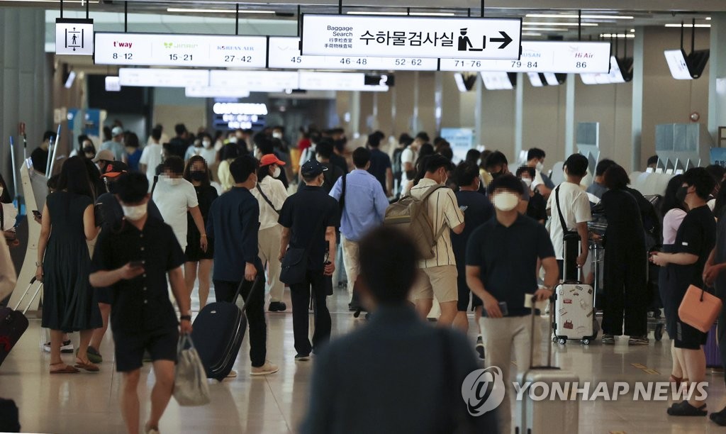 여행객으로 분주한 김포공항