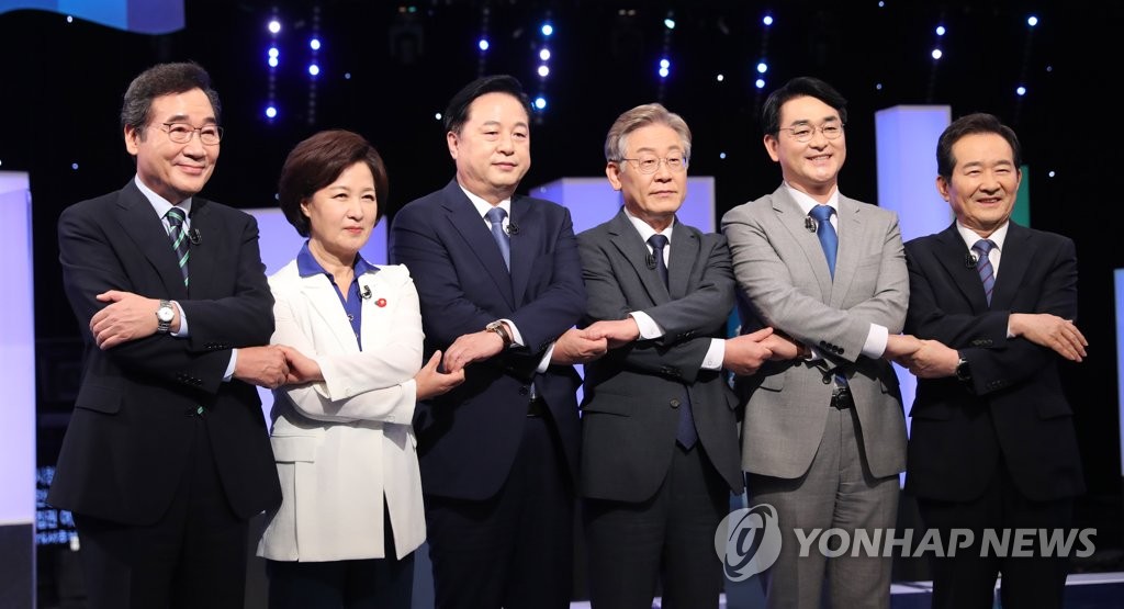 본경선 3차 TV토론에 앞서 기념촬영하는 민주당 대선 예비후보들