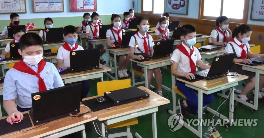 This undated file photo, released by the Chosun Sinbo, a pro-Pyongyang newspaper in Japan on Aug. 17, 2021, shows students in a class using computers in Pyongyang. (For Use Only in the Republic of Korea. No Redistribution) (Yonhap)