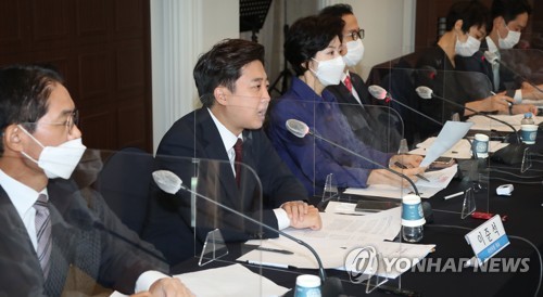관훈토론회에서 발언하는 이준석 대표