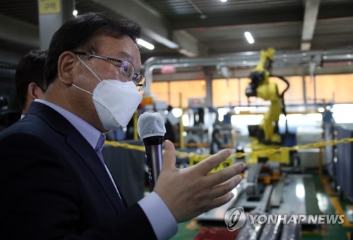대구 로봇산업 현장 시찰하는 김부겸 총리