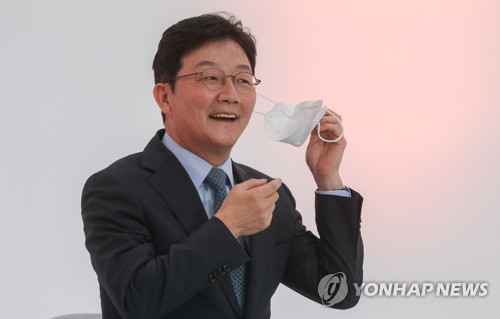마스크 벗는 유승민 후보