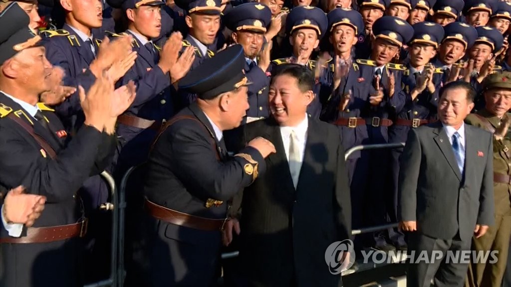 고려항공총국장과 대화하는 북한 김정은