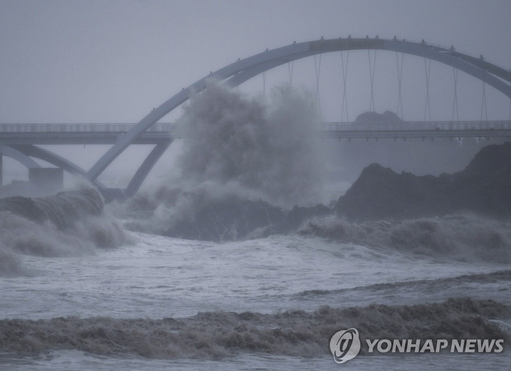 태풍 '찬투' 영향으로 높은 파도 이는 중국 저장성 해안