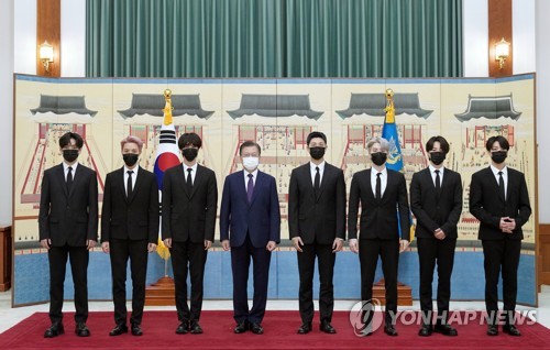 BTS와 기념사진 촬영하는 문 대통령