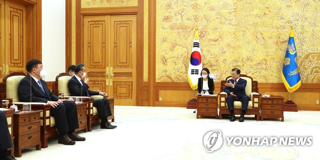 South Korean President Moon Jae-in (R) talks with Chinese Foreign Minister Wang Yi (2nd from L) at Cheong Wa Dae in Seoul on Sept. 15, 2021. (Yonhap)