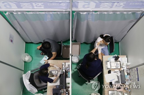 백신 맞는 시민들