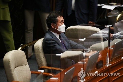 자신의 사직안 투표 마친 이낙연
