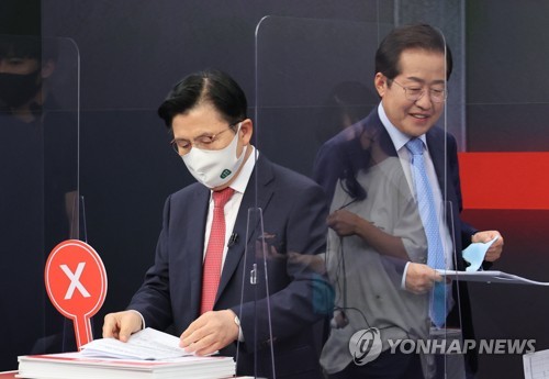 방송토론 준비하는 홍준표 황교안