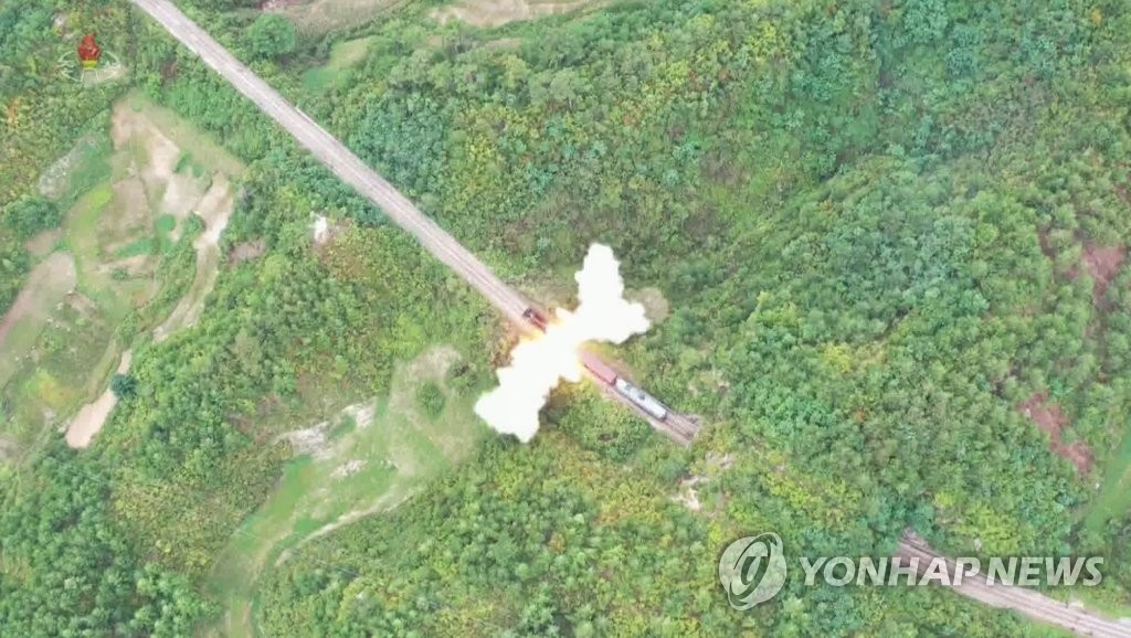 북한, 어제 열차서 탄도미사일 발사…"동해상 800㎞ 목표 타격"