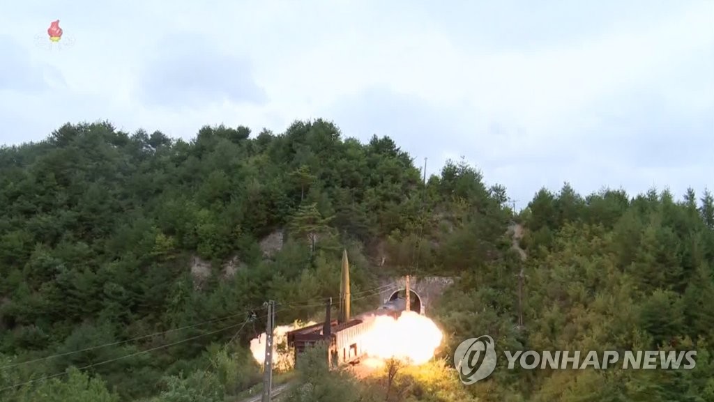 북한, 열차서 탄도미사일 발사…"동해상 800㎞ 목표 타격"