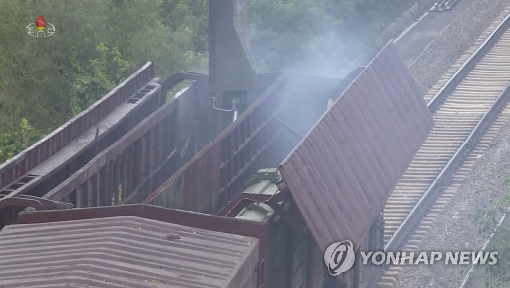 북한, 어제 열차서 탄도미사일 발사…"동해상 800㎞ 목표 타격"