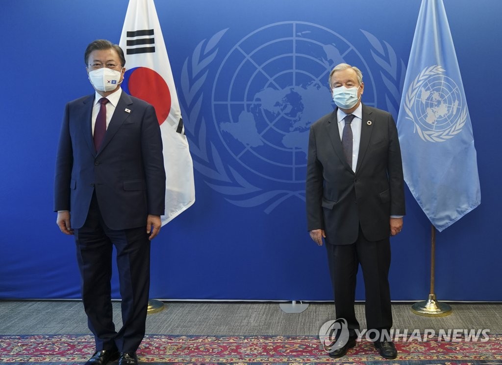 Le président Moon Jae-in (à g.) et le secrétaire général des Nations unies António Guterres posent pour une séance photos le lundi 20 septembre 2021 au siège de l'ONU à New York.