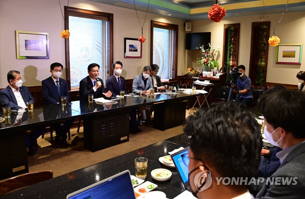 특파원 기자간담회서 발언하는 송영길 대표