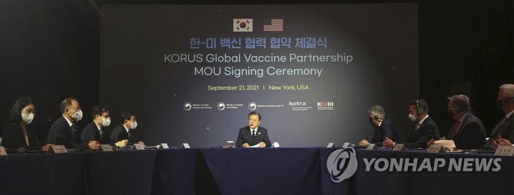 South Korean President Moon Jae-in (C) attends a signing ceremony for a South Korea-U.S. global vaccine partnership in New York on Sept. 21, 2021. (Yonhap)