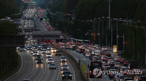 추석 연휴 마지막 날, 해 저문 도로 불 밝히는 차량 행렬