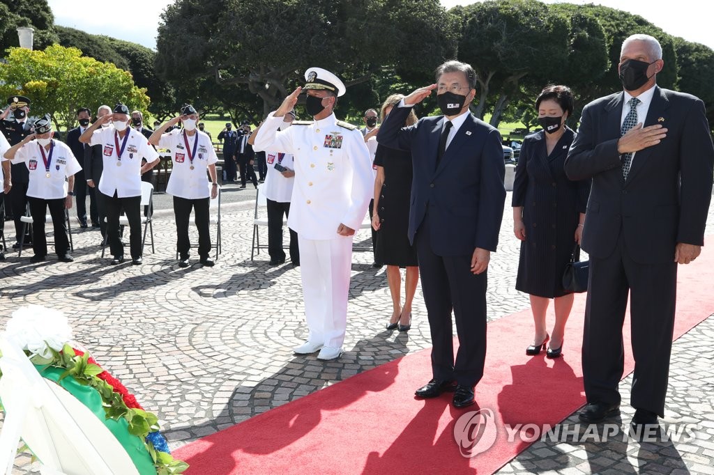 Moon y su esposa visitan un cementerio nacional conmemorativo en Hawái Moon y su esposa visitan un cementerio nacional conmemorativo en Hawái