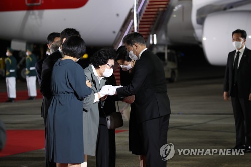 국군 전사자 유족 위로하는 문 대통령 내외