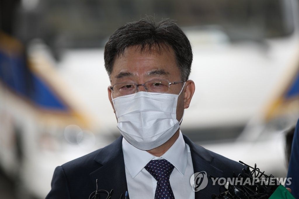 Kim Man-bae, the largest shareholder of Hwacheon Daeyu, a privately held firm, speaks to reporters after arriving at Yongsan Police Station in Seoul on Sept. 27, 2021, for questioning over a growing controversy surrounding a highly lucrative land development project in Seongnam, Gyeonggi Province, which began in 2015. (Yonhap) 