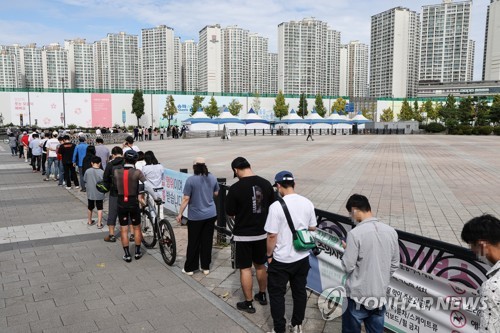늘어난 코로나19 검사, 혼잡한 임시 선별진료소