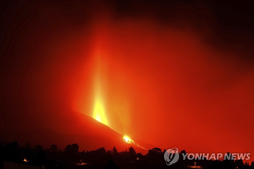 여드레째 붉은 용암 내뿜는 스페인령 라팔마섬 화산