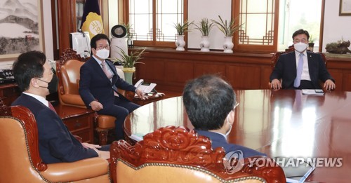 양당 원내대표와 대화하는 박병석 국회의장