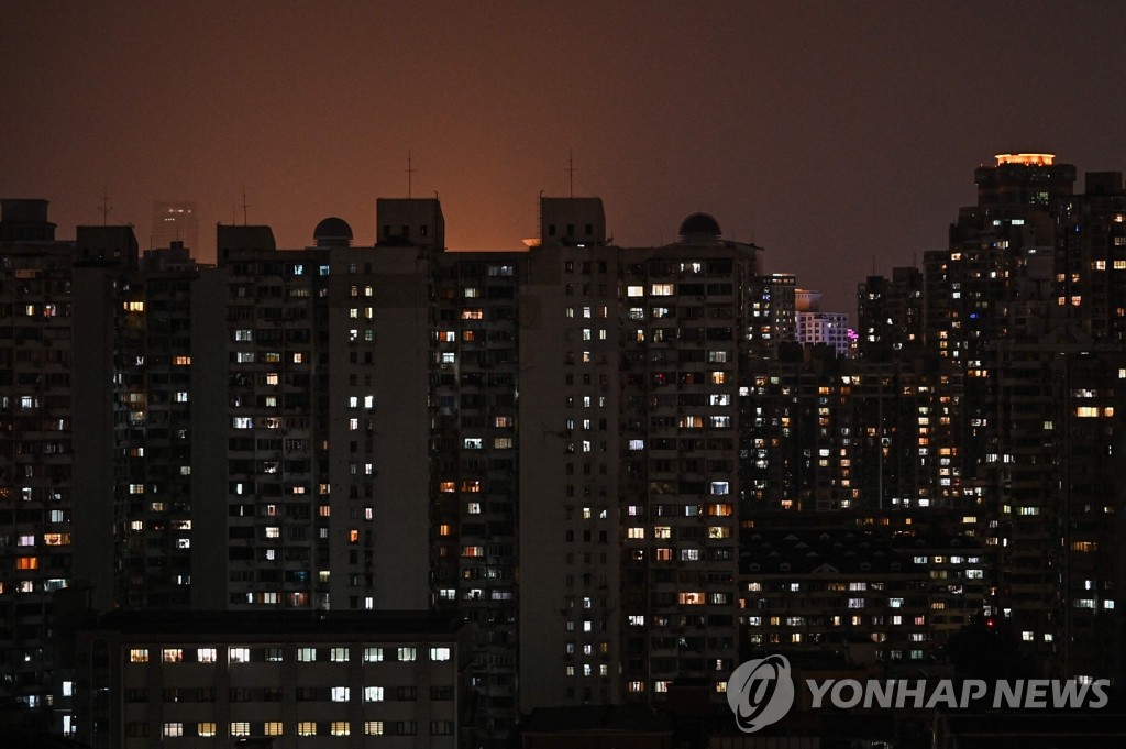 전력난 속 불 밝힌 중국 상하이 주거용 빌딩들