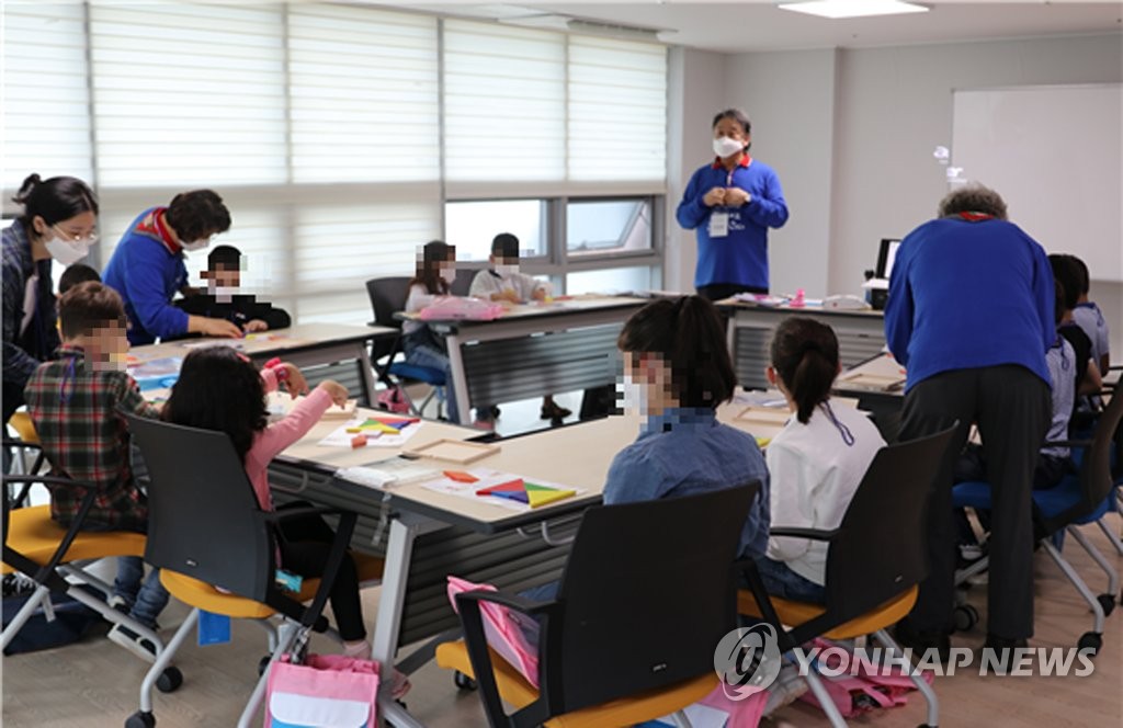This photo, provided by the justice ministry, shows young Afghan evacuees undergoing a psychology consultation program at the education ministry in Seoul in September 2021. (PHOTO NOT FOR SALE) (Yonhap)