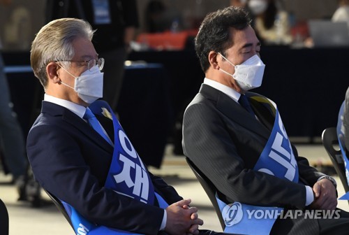 송영길 대표 인사말 듣는 이재명과 이낙연