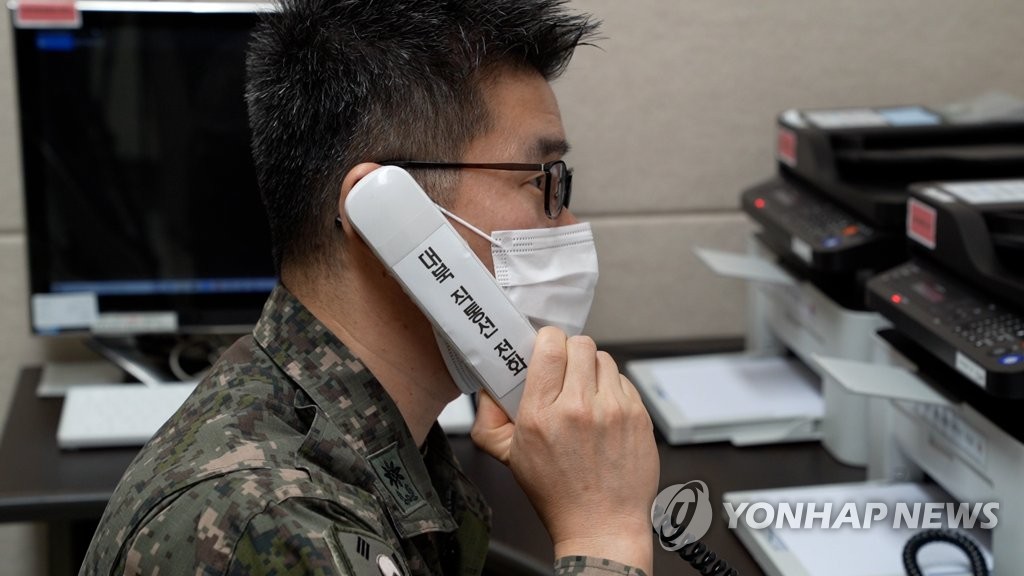 La foto, proporcionada por el Ministerio de Defensa, muestra a un oficial surcoreano realizando una llamada de prueba a Corea del Norte, el 4 de octubre de 2021, a través de las líneas de comunicación militar intercoreanas, restauradas el mismo día, tras una suspensión de 55 días. (Prohibida su reventa y archivo)