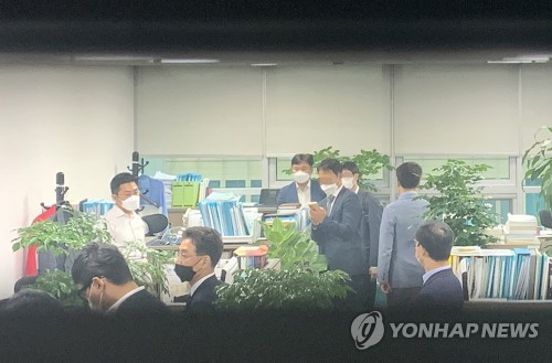 정점식 의원 사무실 압수수색 하는 공수처