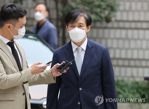 속행공판 출석한 조국