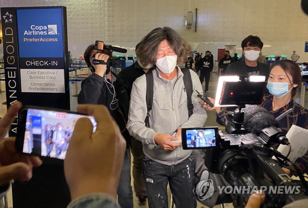 LA 공항에서 취재진에 둘러싸인 '대장동 개발 주도' 남욱 변호사