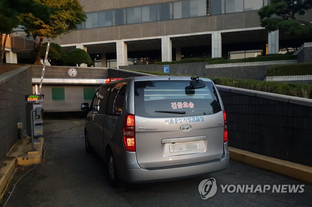 서울중앙지검으로 들어가는 남욱 호송차량