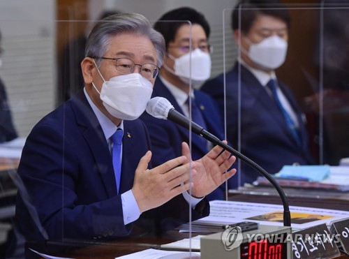 답변하는 이재명 지사