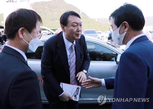 '정치의 배신' 들고 택시조합 찾은 윤석열