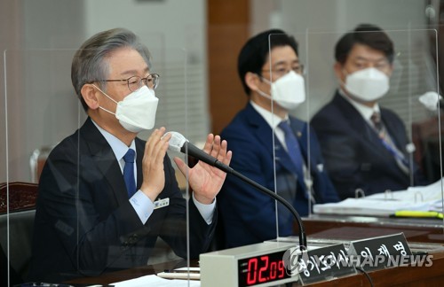 답변하는 이재명 경기도지사