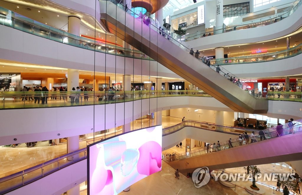 휴일 쇼핑몰 찾은 시민들