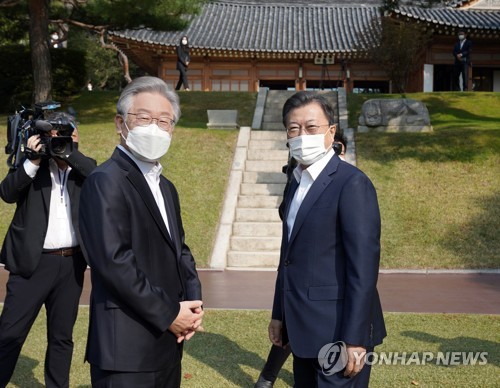 상춘재 들어서는 문재인 대통령과 이재명 후보
