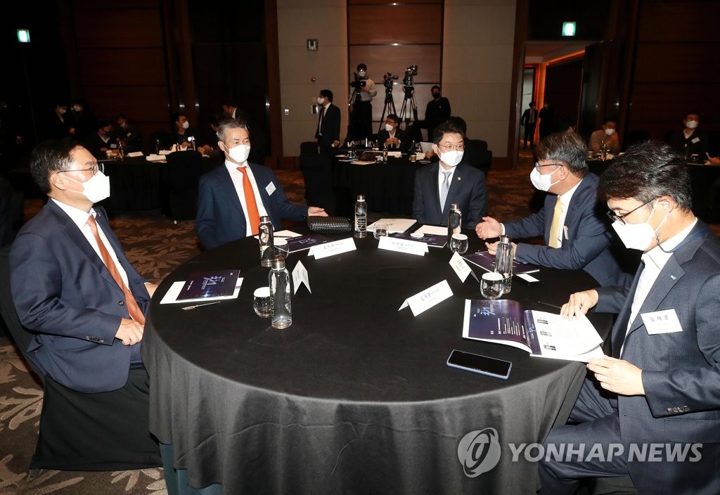 대화 나누는 참석자들