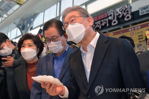 떡 구입하는 민주당 이재명 대선 후보