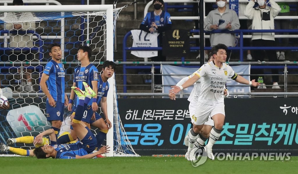 Lee Jong-ho of Jeonnam Dragons (R) celebrates his goal against Ulsan Hyundai FC in the semifinals of the FA Cup football tournament at Munsu Football Stadium in Ulsan, some 415 kilometers southeast of Seoul, on Oct. 27, 2021. (Yonhap)