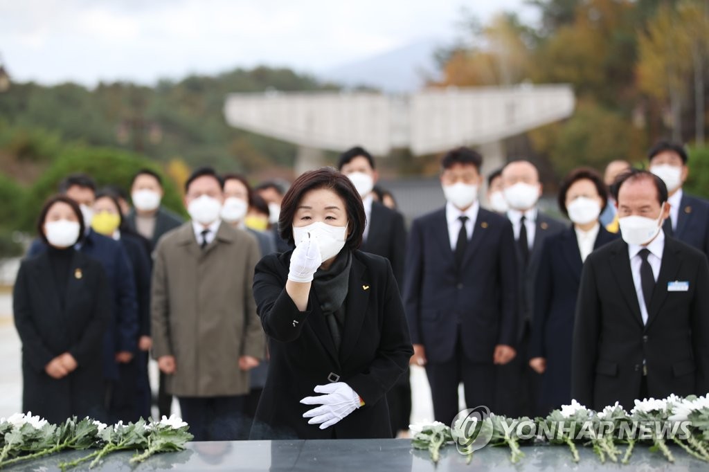 선대위 꾸린 심상정, 5·18묘지 참배