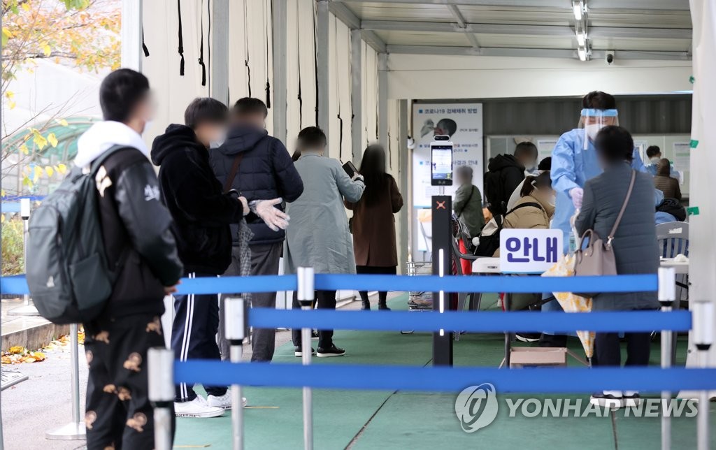 코로나19 검사 위해 줄 선 시민들