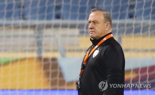 훈련 지도하는 아드보카트 이라크 감독