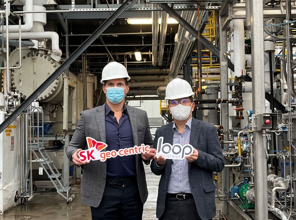 SK Geocentric CEO Na Kyung-soo (R) poses for photo with Loop Industries CEO Daniel Solomita while on a visit to the company in Quebec, in this photo provided by SK Geocentric on Nov. 17, 2021. (PHOTO NOT FOR SALE) (Yonhap)