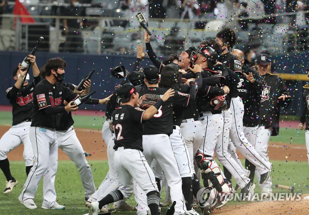 KT Wiz players celebrate their 8-4 victory over the Doosan Bears in Game 4 of the Korean Series to complete a four-game sweep for the championship at Gocheok Sky Dome in Seoul on Nov. 18, 2021. (Yonhap)
